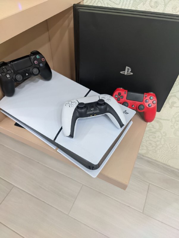 PS4 Pro на 1ТБ, два джойстика, God of War в подарок