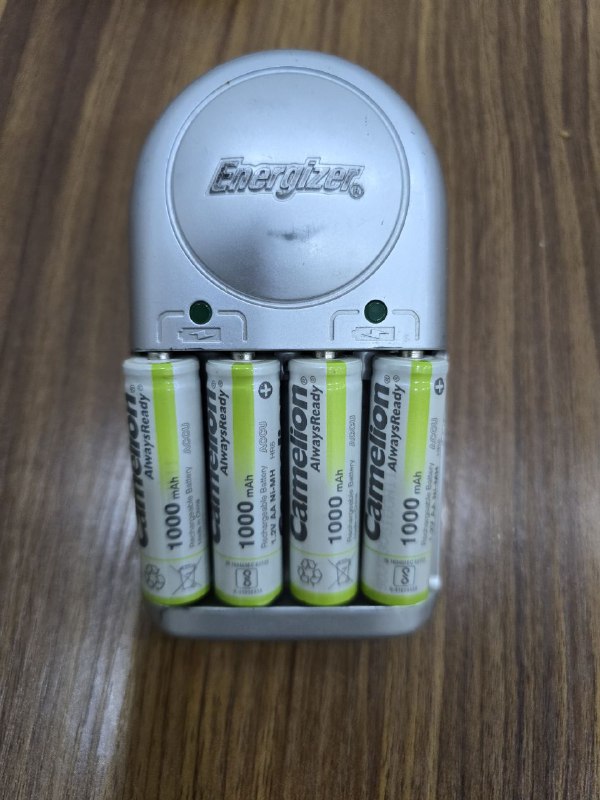 Зарядное устройство Energizer и 4 аккумуляторные батарейки Camelion AA