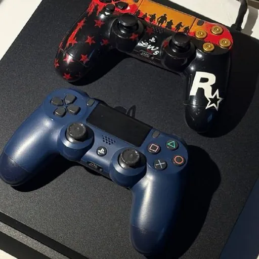 PlayStation 4 500GB с двумя джойстиками