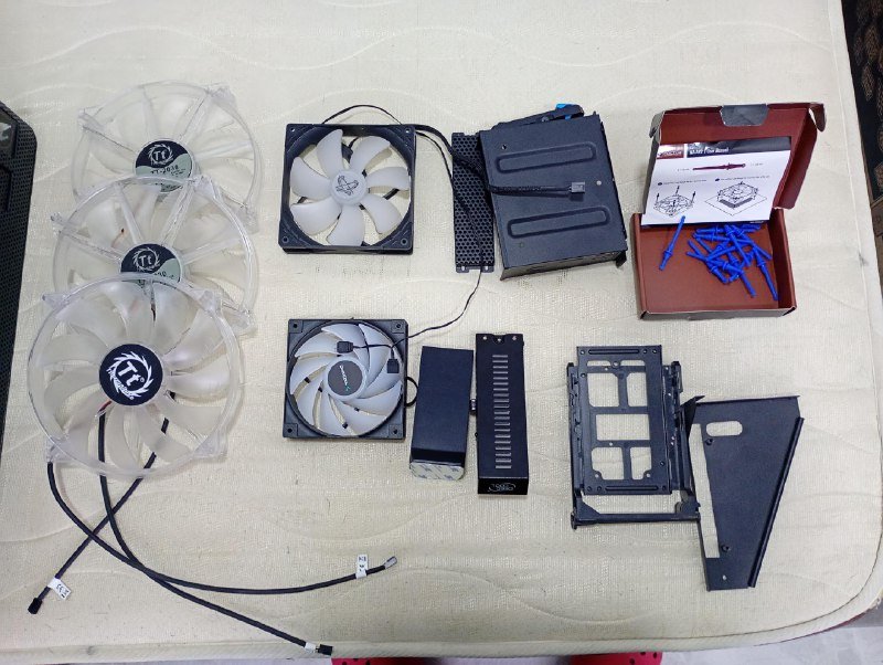 Full Tower корпус для компьютера Thermaltake Core V71 с вентиляторами и контроллером 4