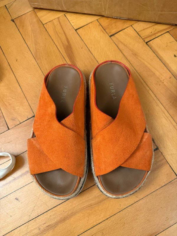 Кроссовки Armani Exchange, кеды российского бренда, тапки Furla 6