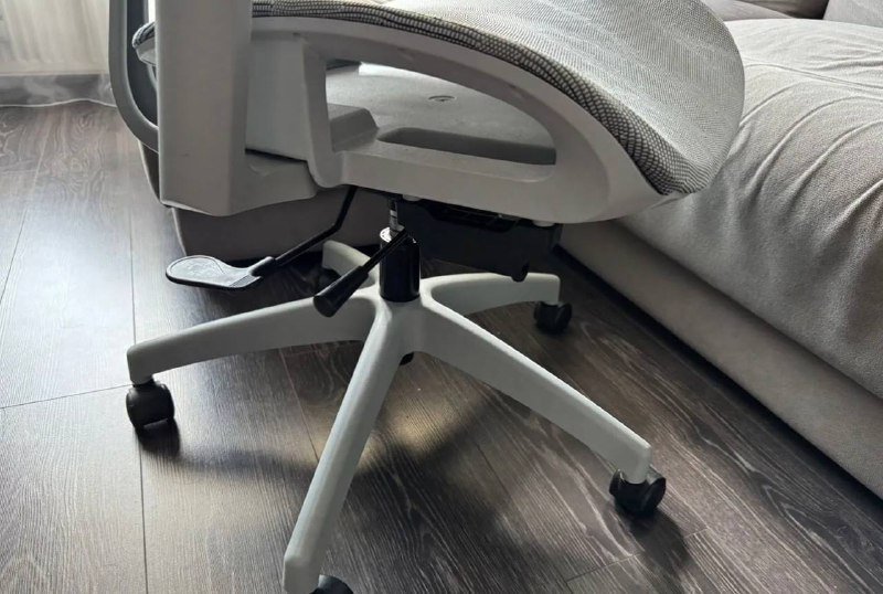Эргономичный компьютерный стул с подставкой для ног 4
