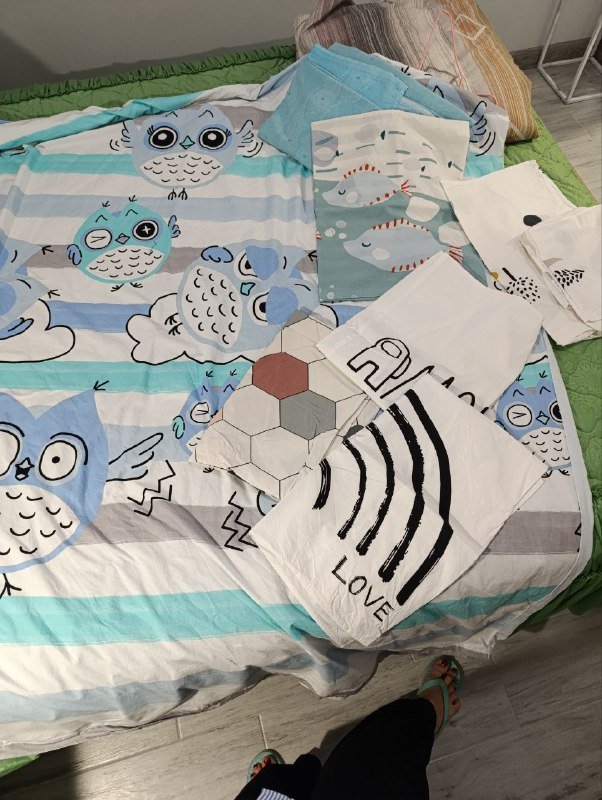 Микроволновка, кухонная полка, пледы