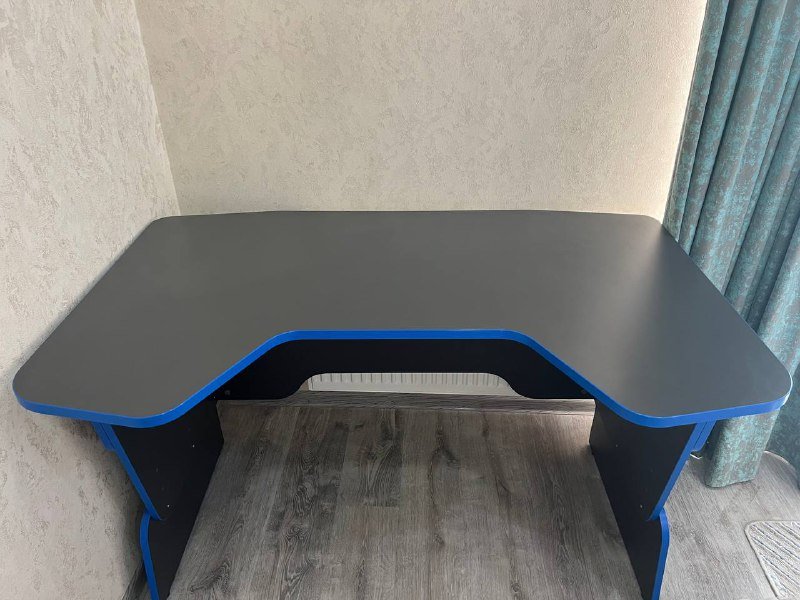 Рабочий стол с выемкой письменный геймерский