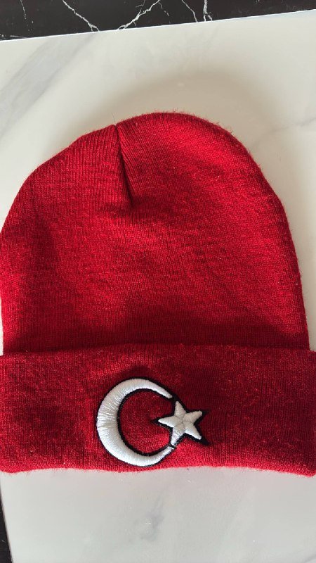 Красная шапка с эмблемой полумесяца и звезды