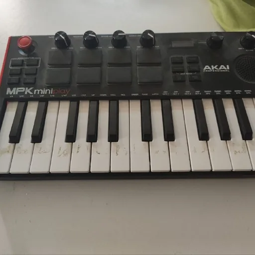MIDI клавиатура Akai MPK Mini Play