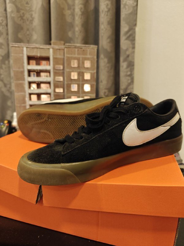 Синие джинсы uniq, черные вельветовые джинсы Levi's, леопардовые джинсы Pull&Bear, вельветовые джинсы Levi's, обувь Nike SB GT, Nike INITIATOR, Adidas YEEZY 450, Crocs Crush Clog 6