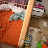 Деревянная кровать с ламелями и бортиками 2