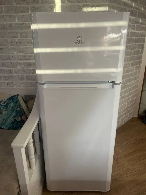 Холодильник Indesit TIA 14