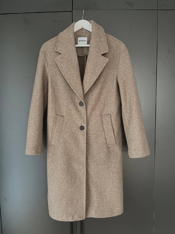 Пальто Bershka коричневое, пальто Oysho белое, шапка новая