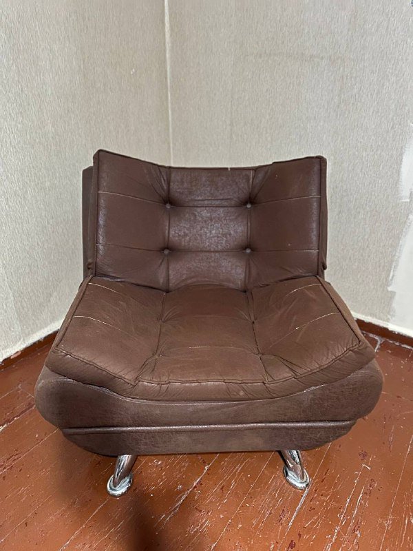 коричневое кожаное кресло