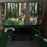 MacBook Pro, монитор BenQ, геймпад Xbox 1