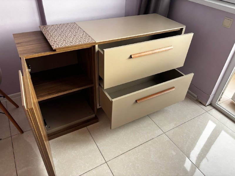 Коричневый комод, шкаф, тумбочки, кровать, зеркало, обувница, вешалка 2