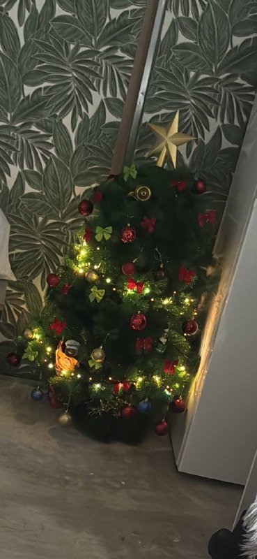 Елка с игрушками и гирляндой 2