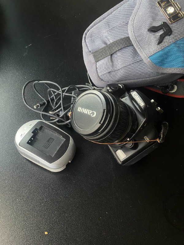 Фотоаппарат Canon EOS 1000D, зарядник, карта памяти, чехол