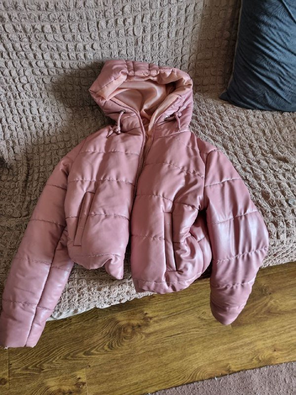 Розовая женская куртка с дефектами