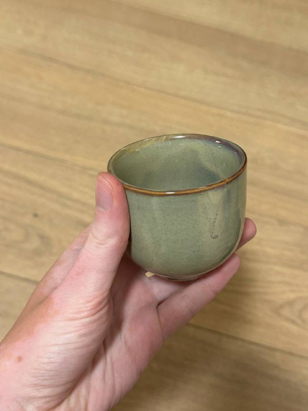 Пиалы, чашки для чая, белая тарелка 2