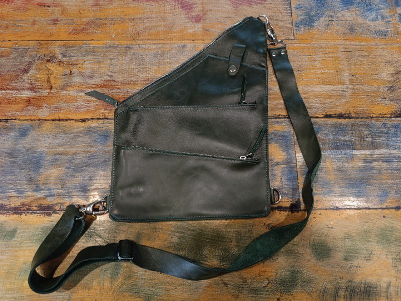 Тёмно-зелёная кожаная сумка crossbody