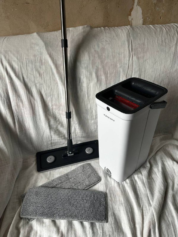 Швабра и ведро для уборки пола