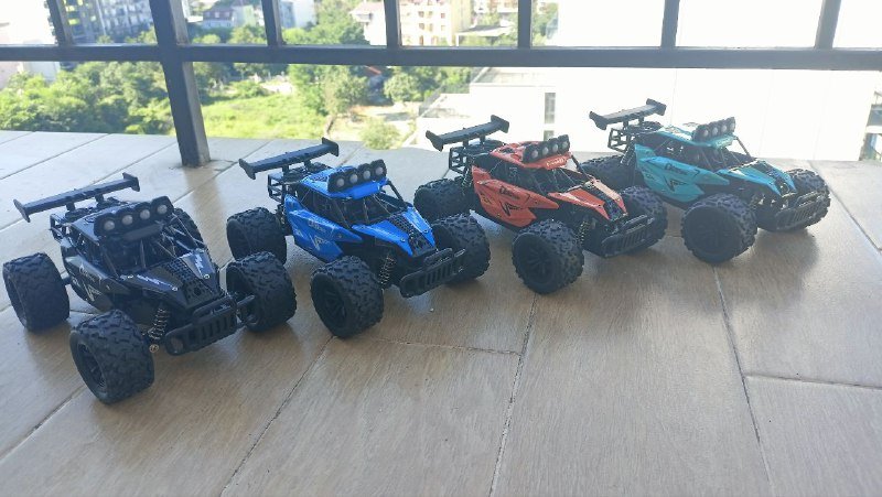 Набор из 4 разноцветных джипов на пульте управления