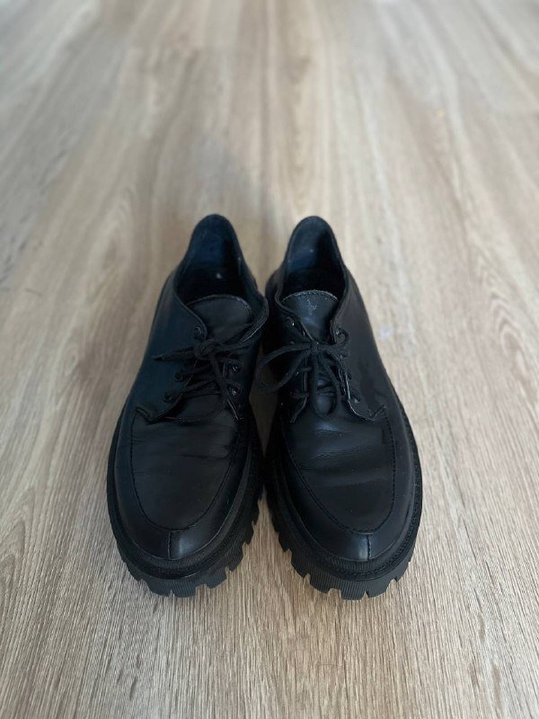 Чёрные кожаные лоферы размер 38