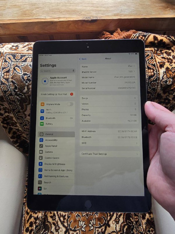 iPhone 11 64GB White, iPad 8th generation 32GB Silver 3