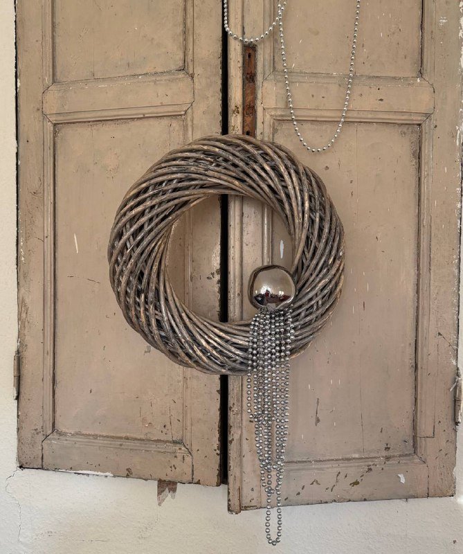 Венки из живой ароматной хвои с шишками, со стеклянными шарами, без хвои с хромом 3