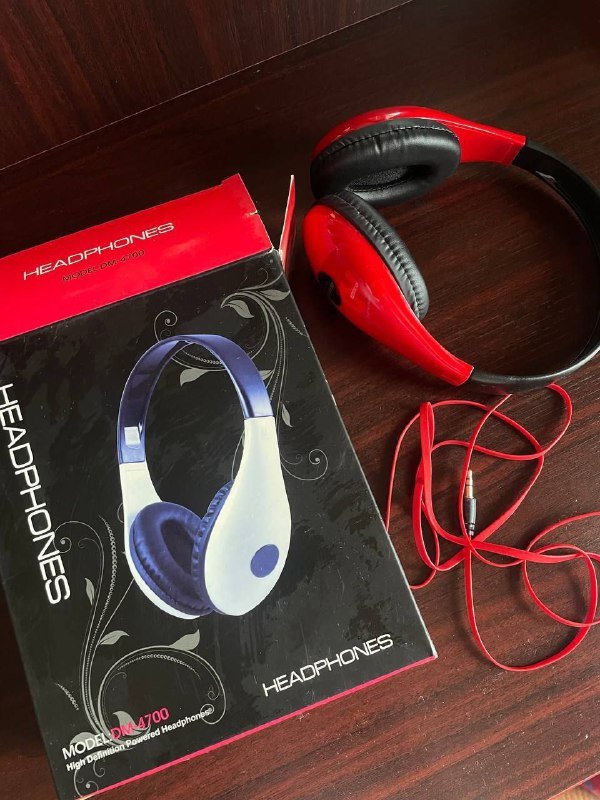 Наушники, утюжок для волос, зарядка, джинсы, штаны, кроссовки, шлепки, серебряный браслет