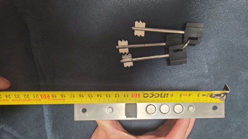 замок, столик, разговорник, полка органайзер, увеличительное стекло, плита, одеяло, другие вещи