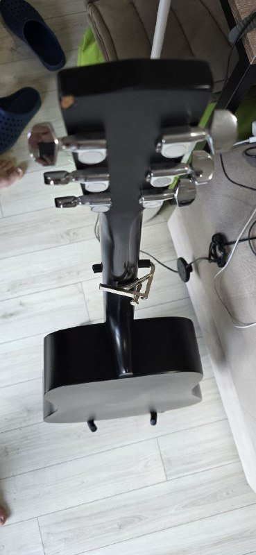 Гитара Cort AD810 BKS с каподастром и стойкой 2