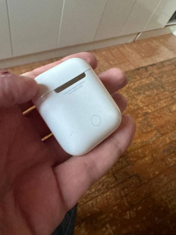 Apple AirPods 2, MiBand 9 3