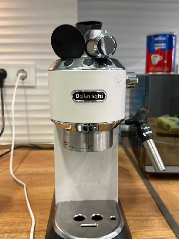 Кофемашина DeLonghi Dedica EC685.W 1