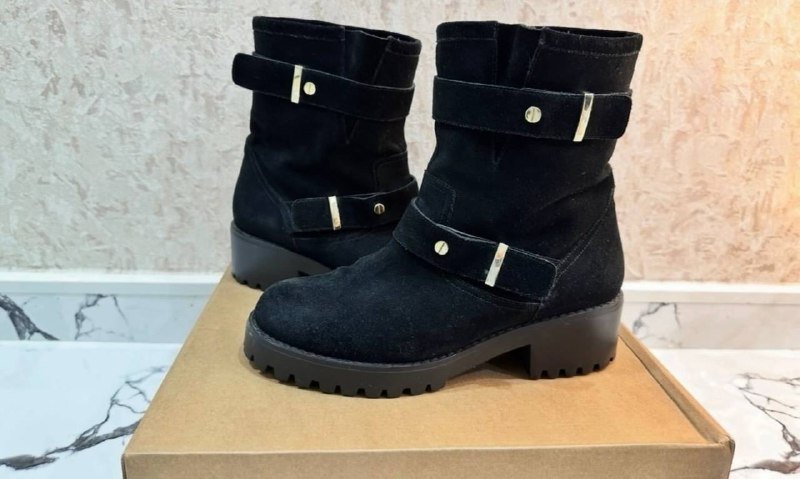 Полусапожки замшевые, платья черные, книги