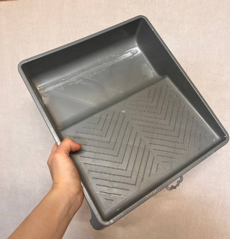 Малярный валик и малярная ванночка