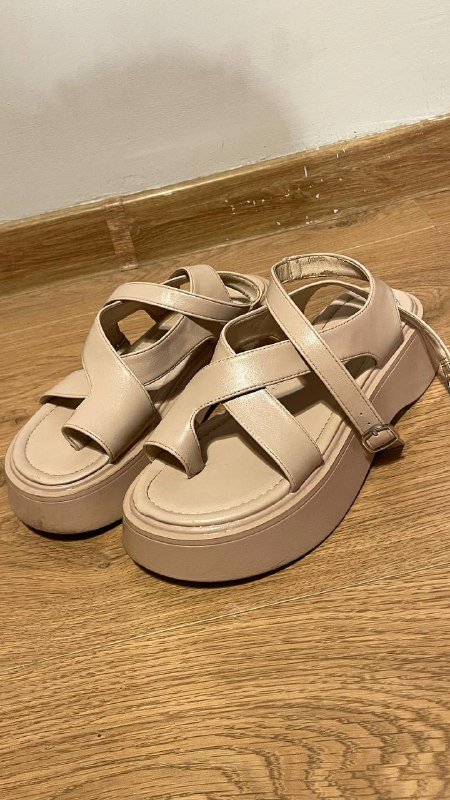 босоножки на платформе бежевые, туфли лодочки черные, лоферы черные, ботильоны черные