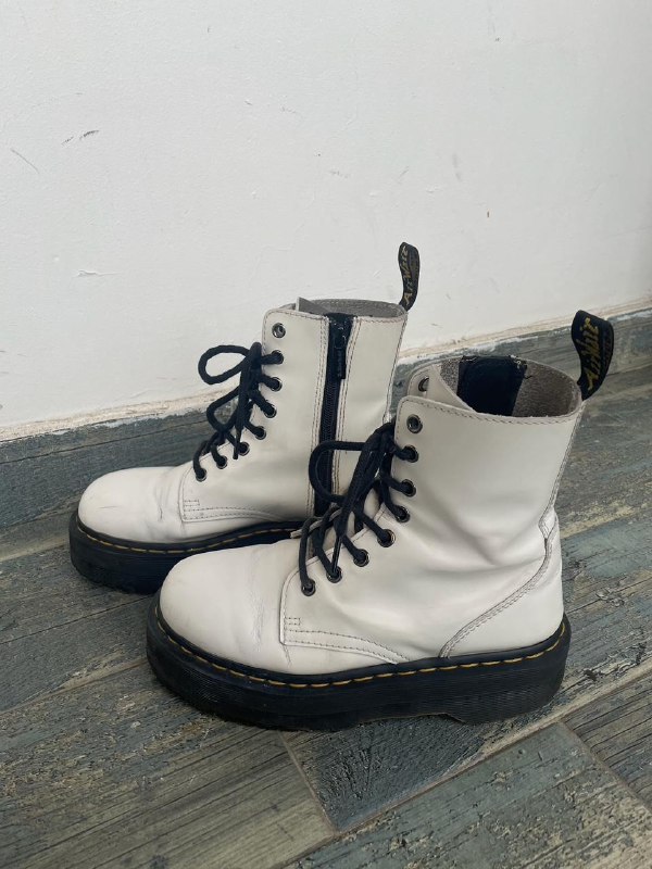 Белые женские кожаные ботинки Dr. Martens на платформе 5