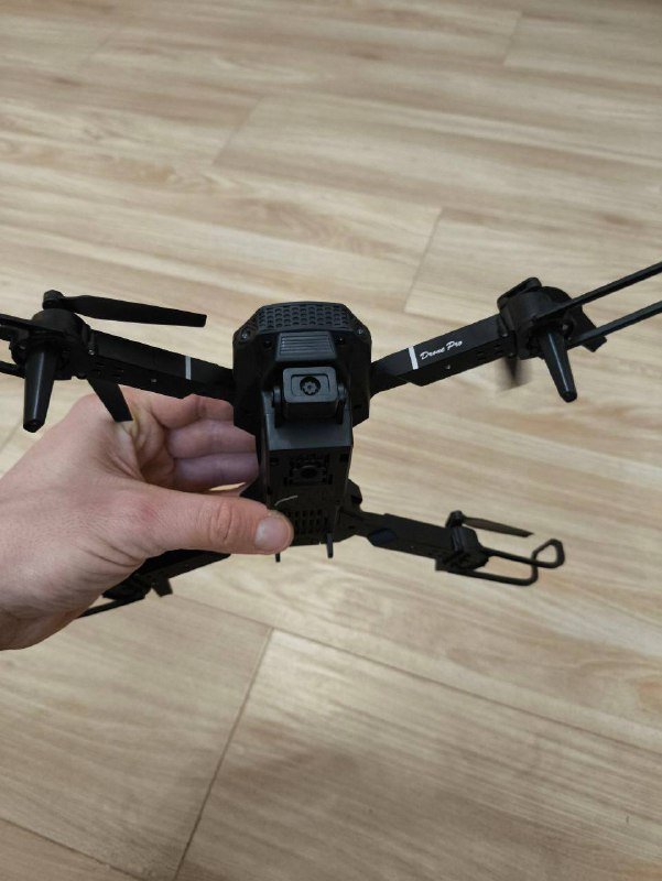 Новый дрон с камерой, пультом и комплектом запасных частей 3