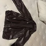 Коричневая кожаная куртка Zara 1