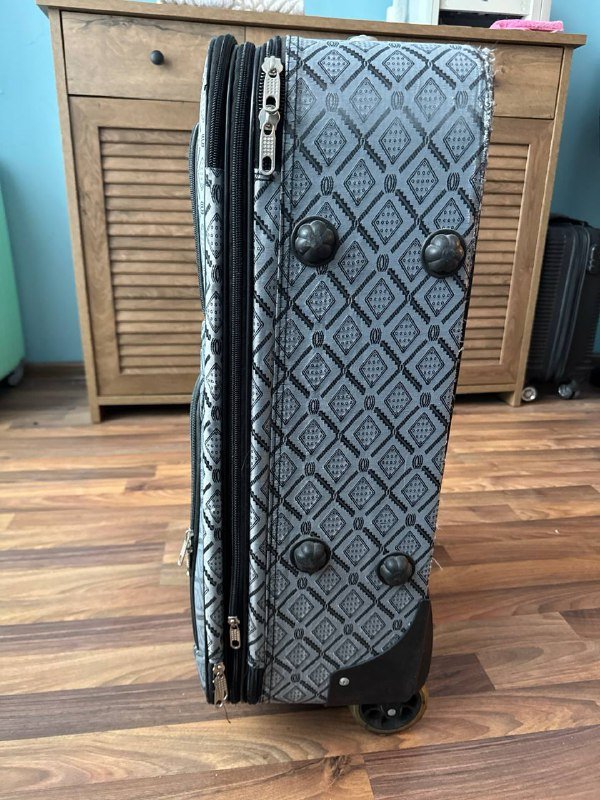 Большой вместительный чемодан на колесиках 2