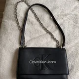 Женская дубленка Zara, сумка Calvin Klein, кеды Adidas Samba, кеды Converse, реплики Birkenstock и Crocs 4
