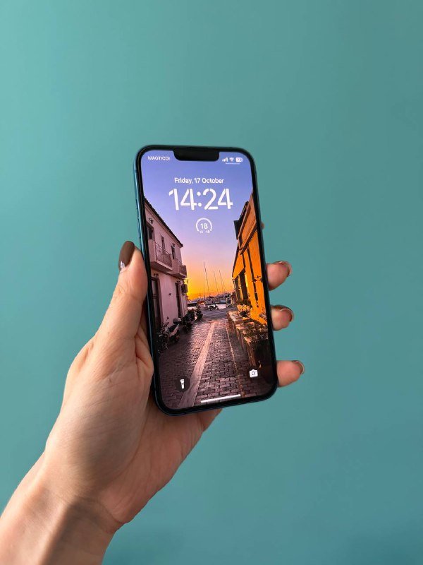 iPhone 13 256 Гб с чехлами