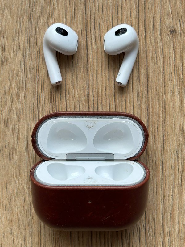 Игровая клавиатура, роутер, Bluetooth-клавиатура, боксёрские перчатки, AirPods 4