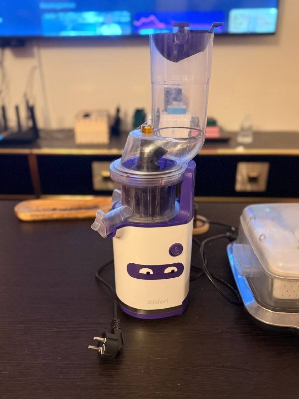 Соковыжималка, йогуртница, кожаный плащ, мольберт, косметика, сапоги на каблуке