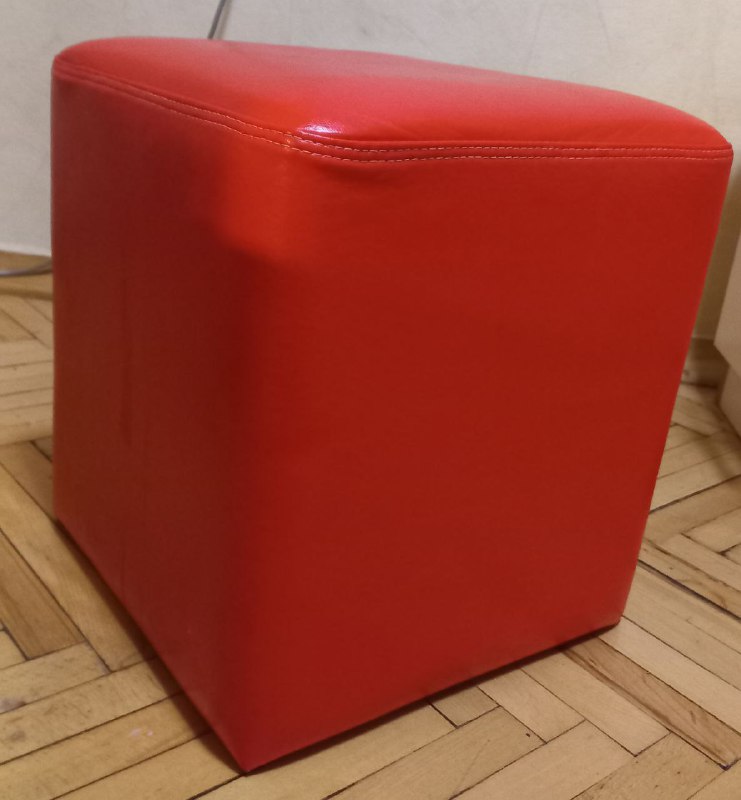Стол IKEA, пуфик, плойка, колонка, подставки, наушники, адаптер, компьютер 3