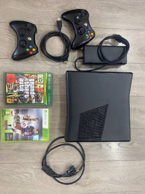 Xbox 360, 2 джойстика, 2 игры 2
