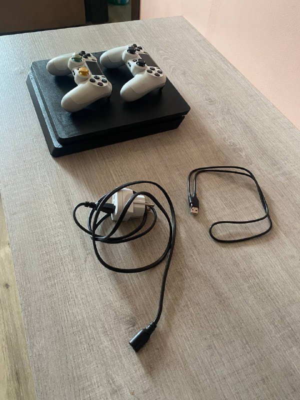 Sony PlayStation 4 PRO, два джойстика, питание, HDMI, провод 2