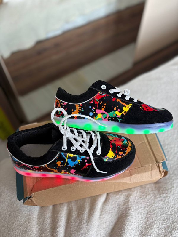 Женские кроссовки, костюм пиджак и юбка, спортивный бра 3