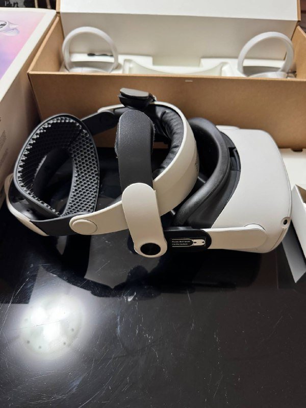 VR-шлем Oculus Quest 2 с аксессуарами 2