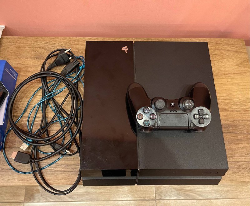 PlayStation 4 консоль с контроллером и кабелями