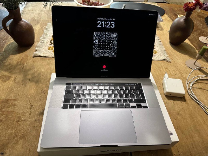 MacBook Pro 16-inch 2019 Intel Core i9 16GB RAM 1TB SSD 3